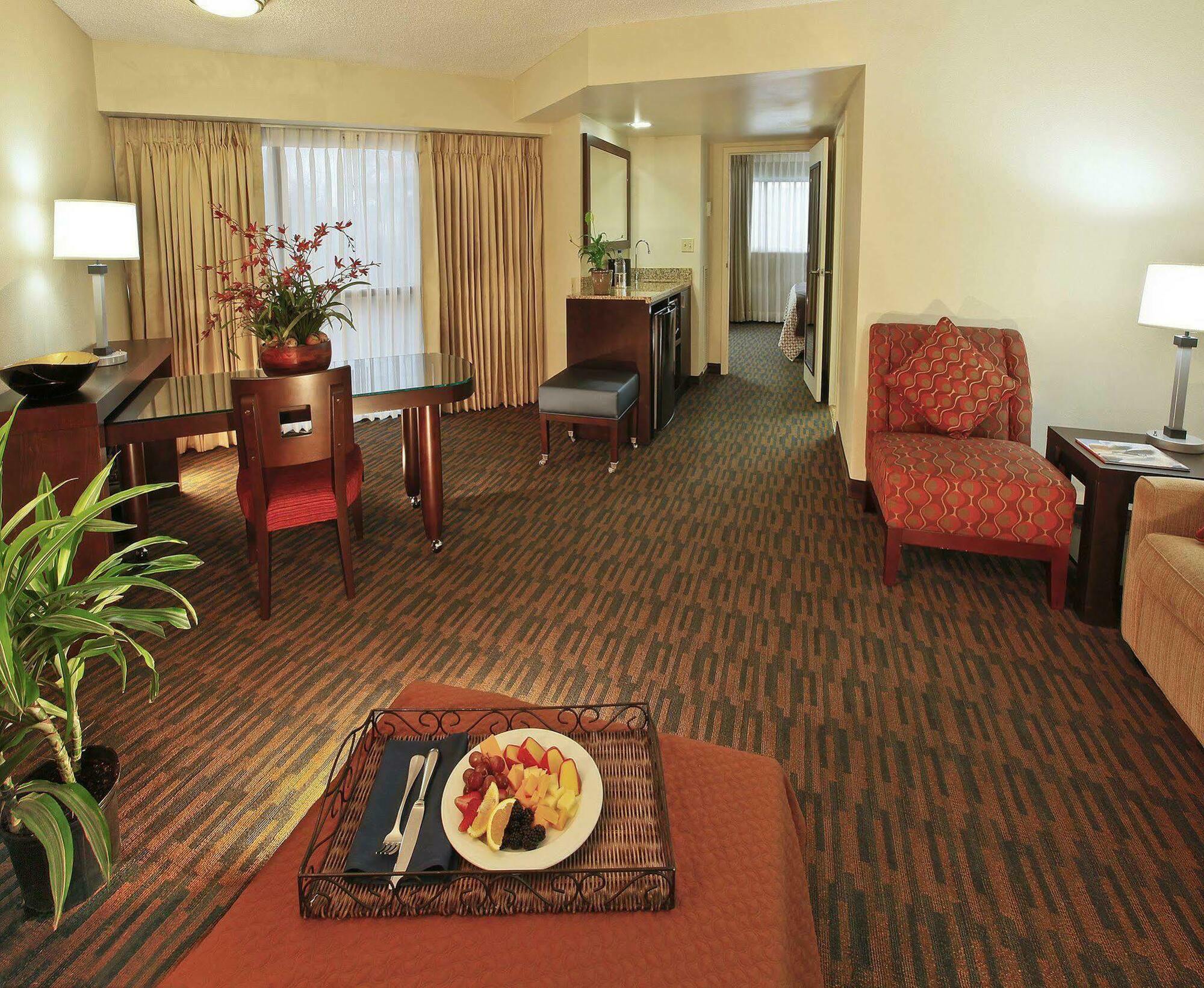Embassy Suites By Hilton Seattle - Tacoma International Airport Таквила Номер фото